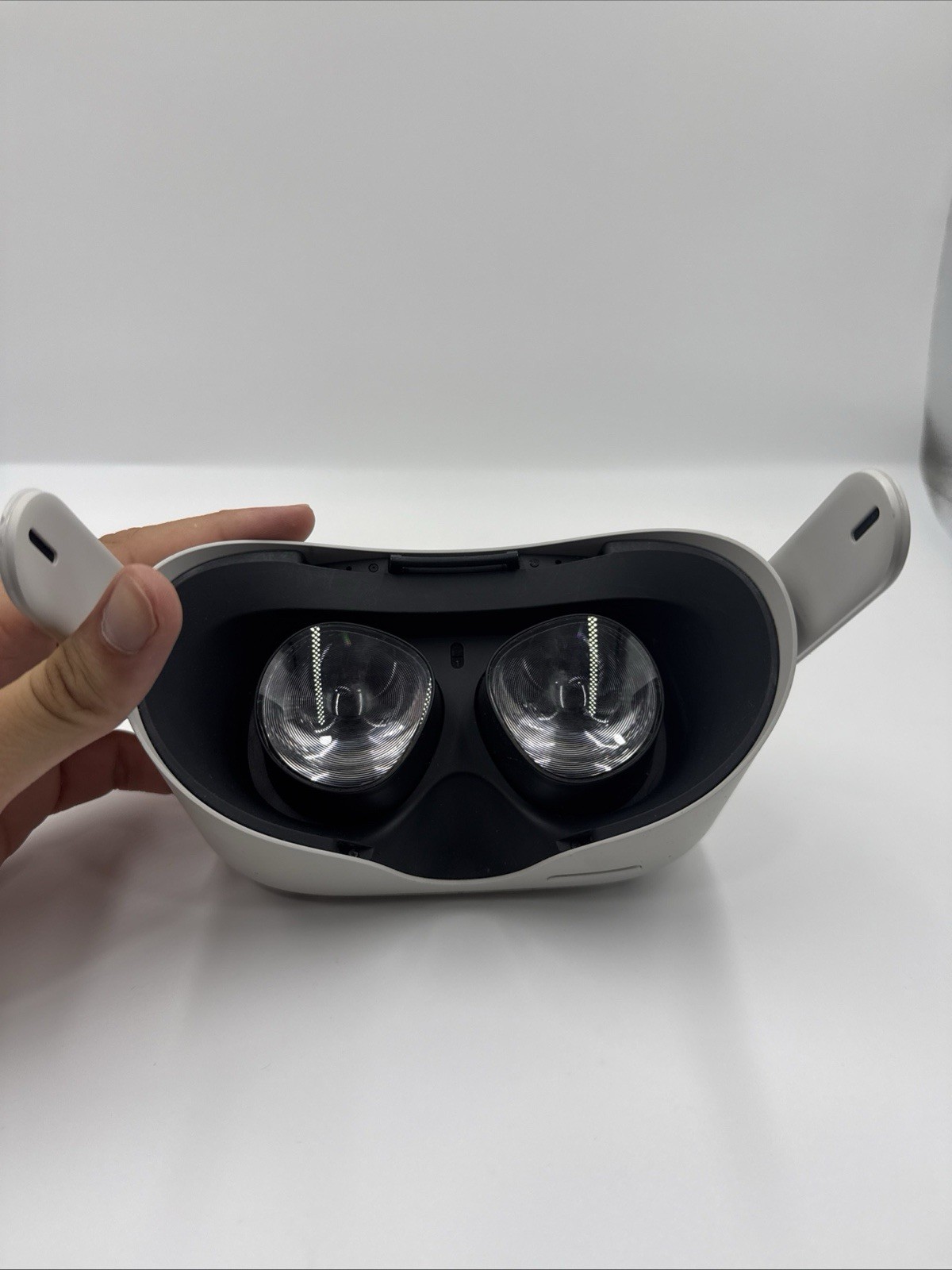 Meta Oculus Quest 2 Standalone VR Headset - White HEADSET ONLY Read