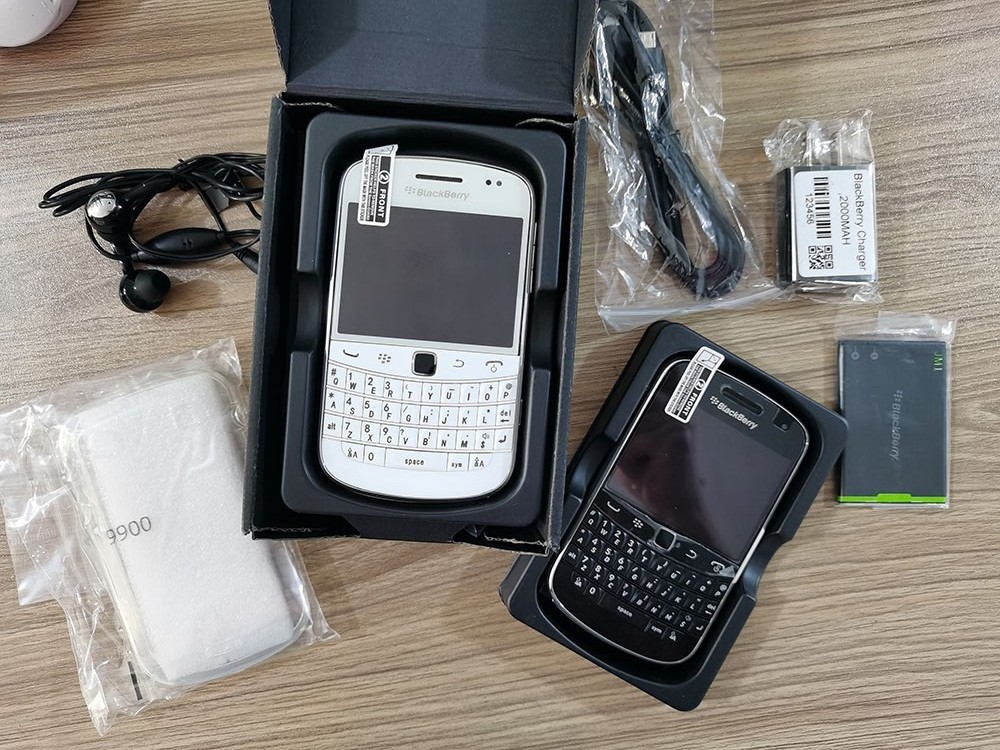 BLACKBERRY 9900 BOLD - 8 GB - Black / White 3G (Unlocked) Free Shipping XMAS
