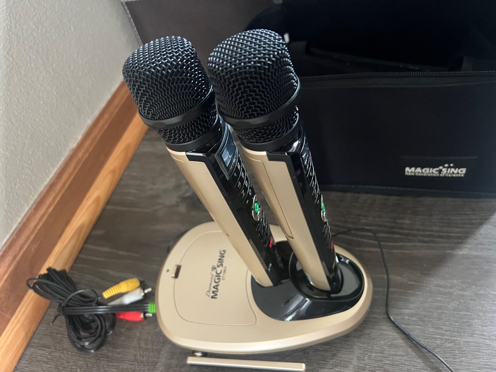 Diamond Magic Sing ET19KV Karaoke w/ 2 Mics, Russian Chip & 3,550 Total Songs