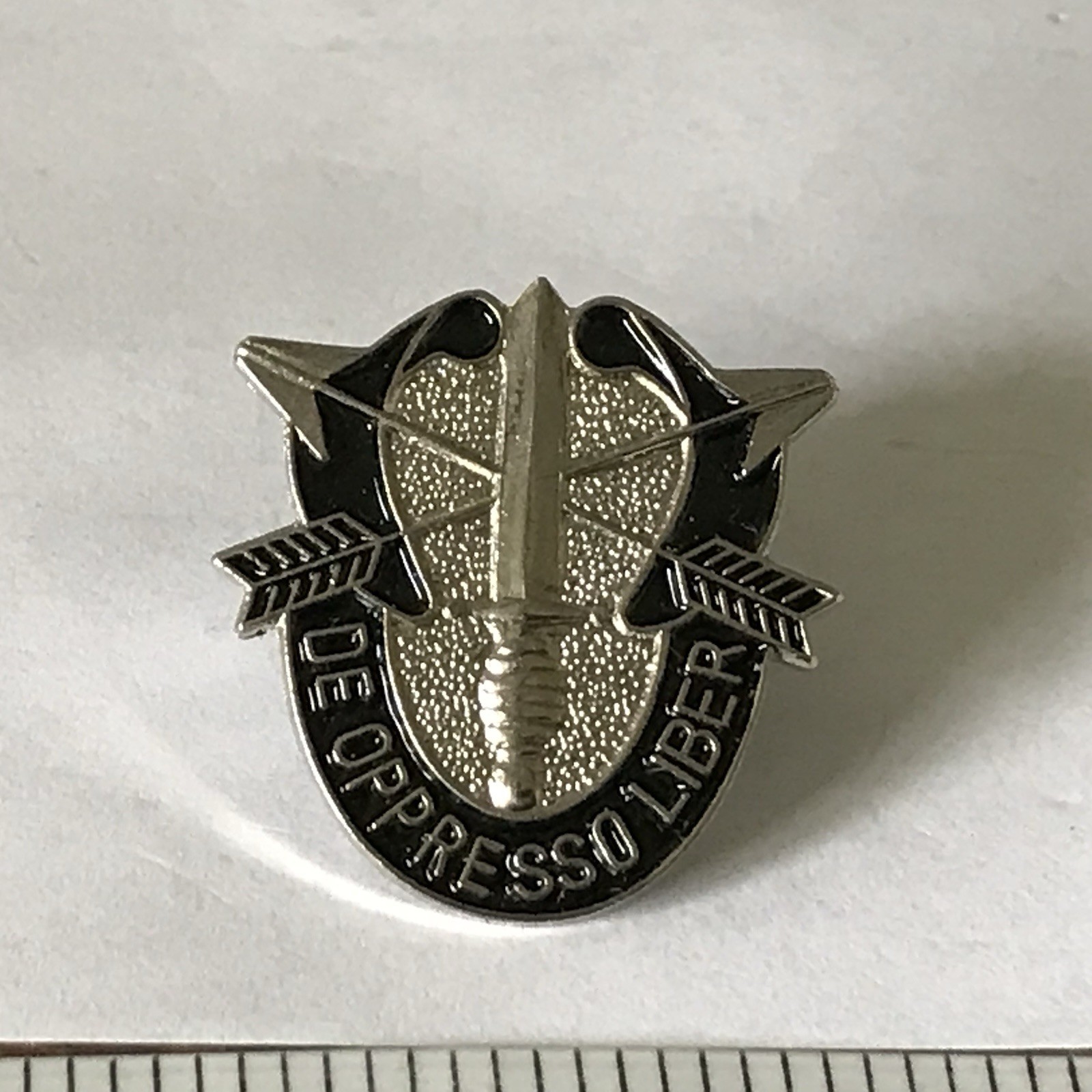 U.S. Army Special Forces De Oppresso Liber Veteran Pin Pinback  (M21)