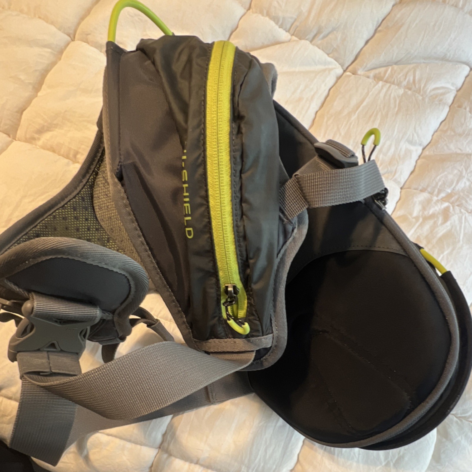 Columbia Shield 2L Hydration Pack Black/Gray/Green Adjustable Straps