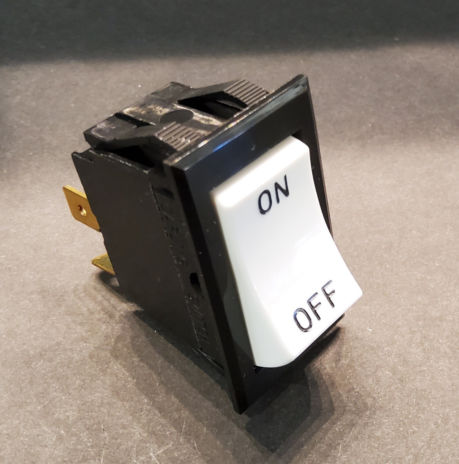 TIGK721-6S-WH-NBL/ON-OFF CARLING TECH TOGGLE SWITCH