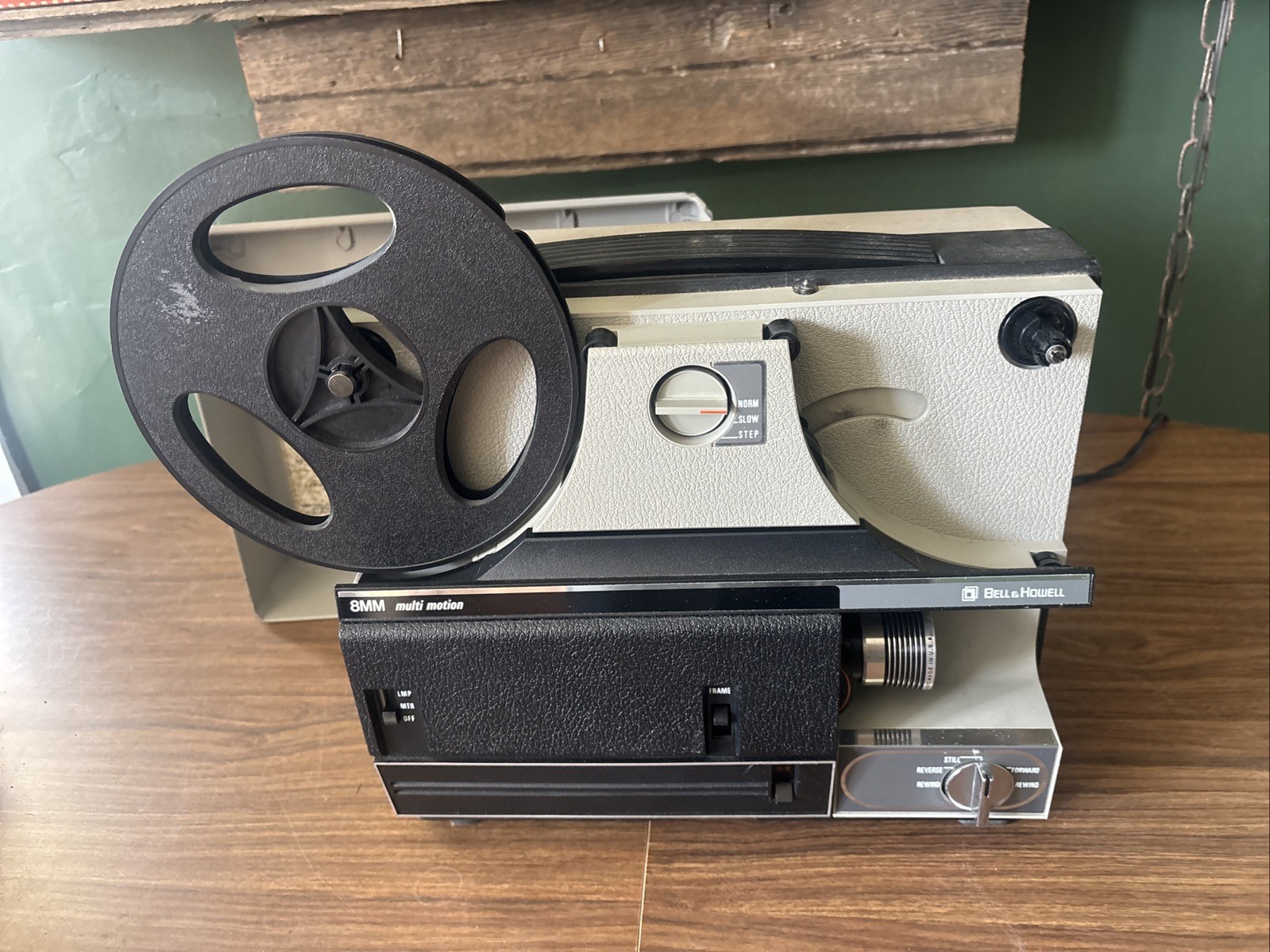 BELL & HOWELL MODEL 1638Z SUPER 8/Reg 8 MOVIE PROJECTOR MULTI MOTION 1976 w box