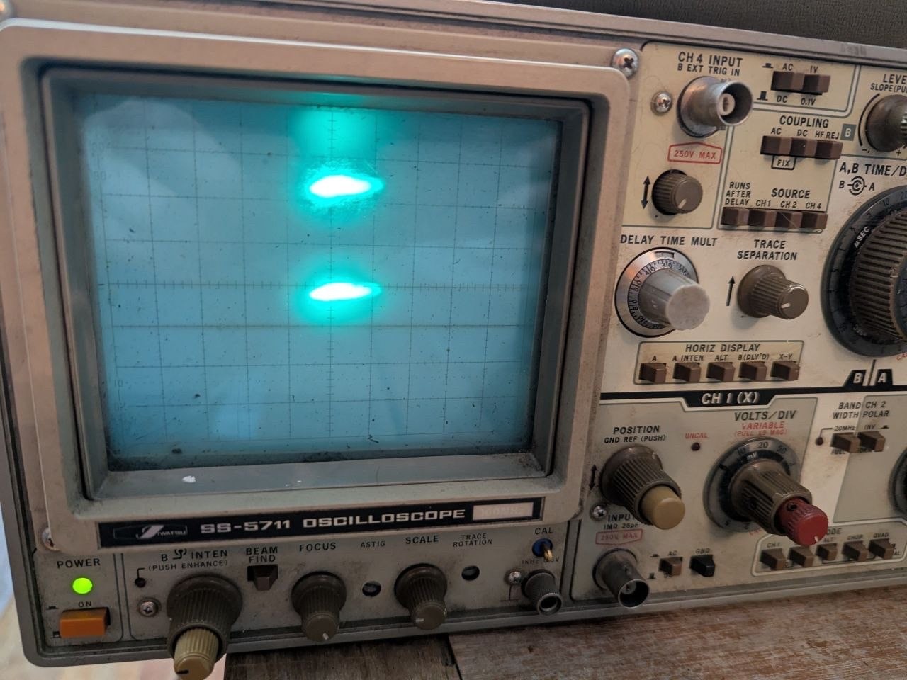 Iwatsu SS-5711 100MHz Oscilloscope w Manual Vintage Japan TESTED ON - RE