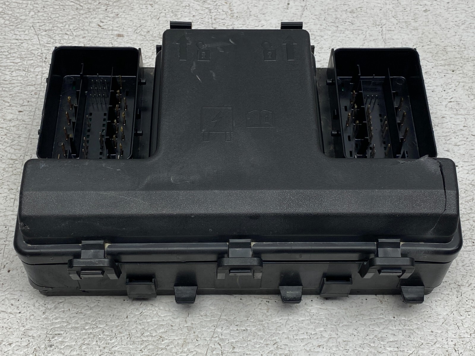2019-2023 LINCOLN NAUTILUS ENGINE COMPARMENT POWER JUNCTION FUSE BOX OEM LOT733