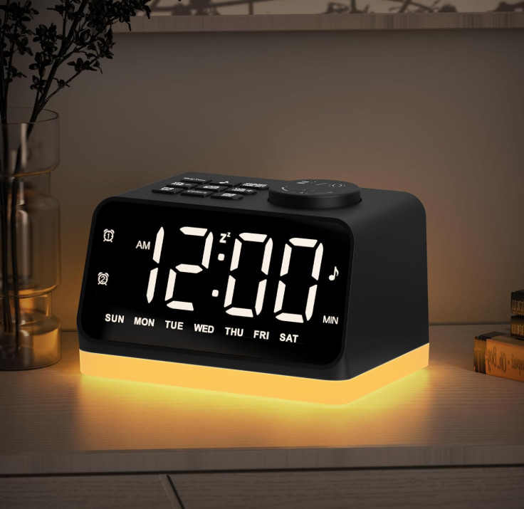 Reloj despertador digital con radio FM, luz nocturna y puertos de carga, Nuevo