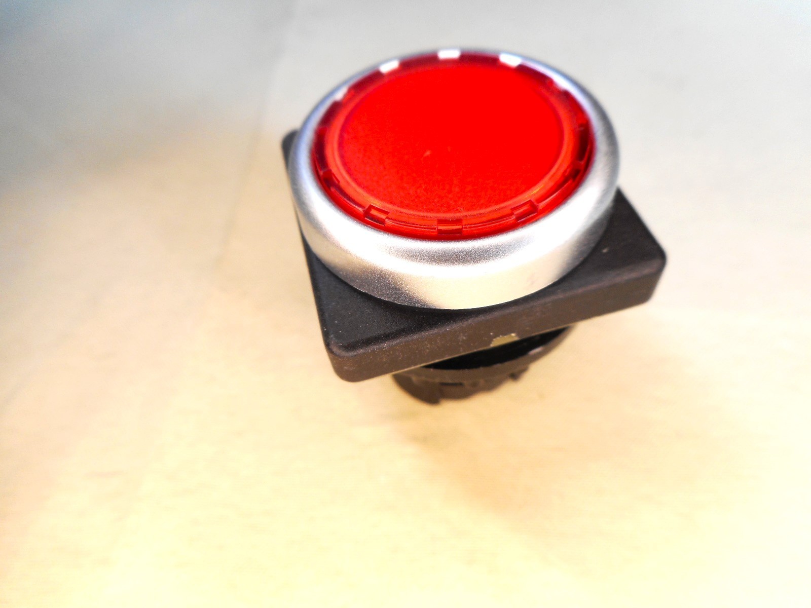 MOELLER MLT-RT illuminated pushbutton (NIB)