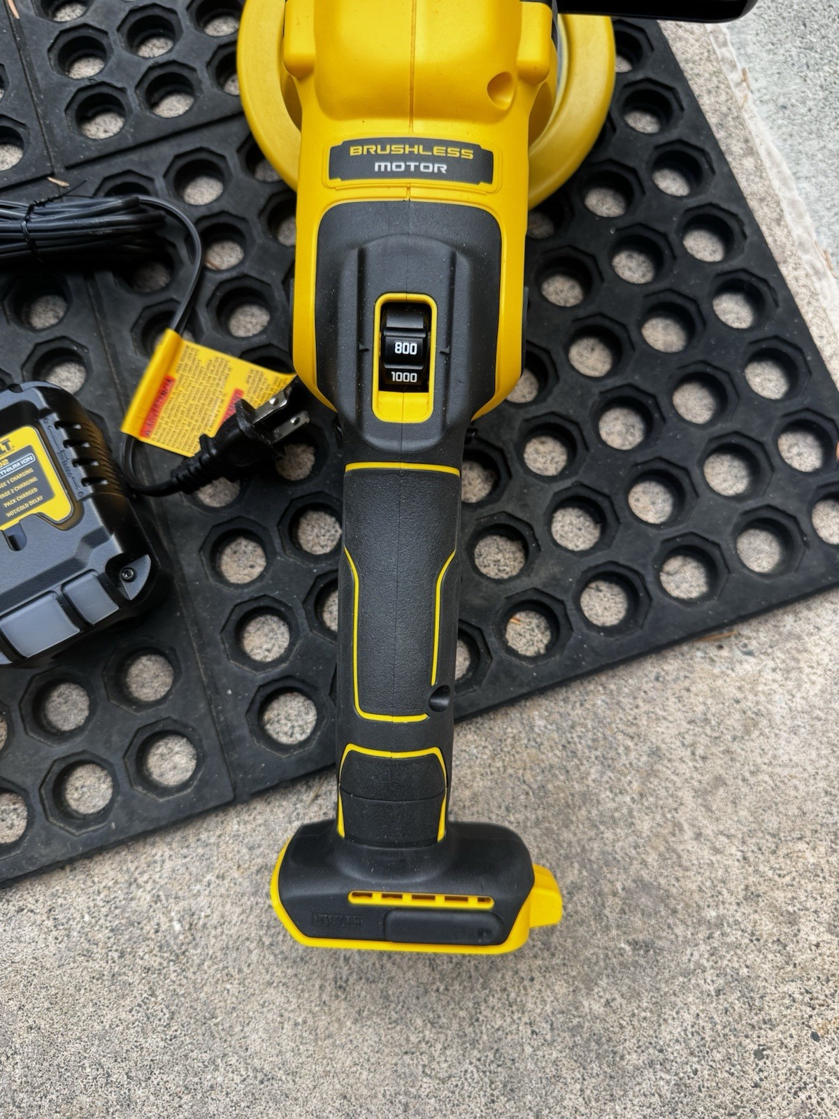 DEWALT 20V Max Battery-Powered Polisher/sander 7" DCM849