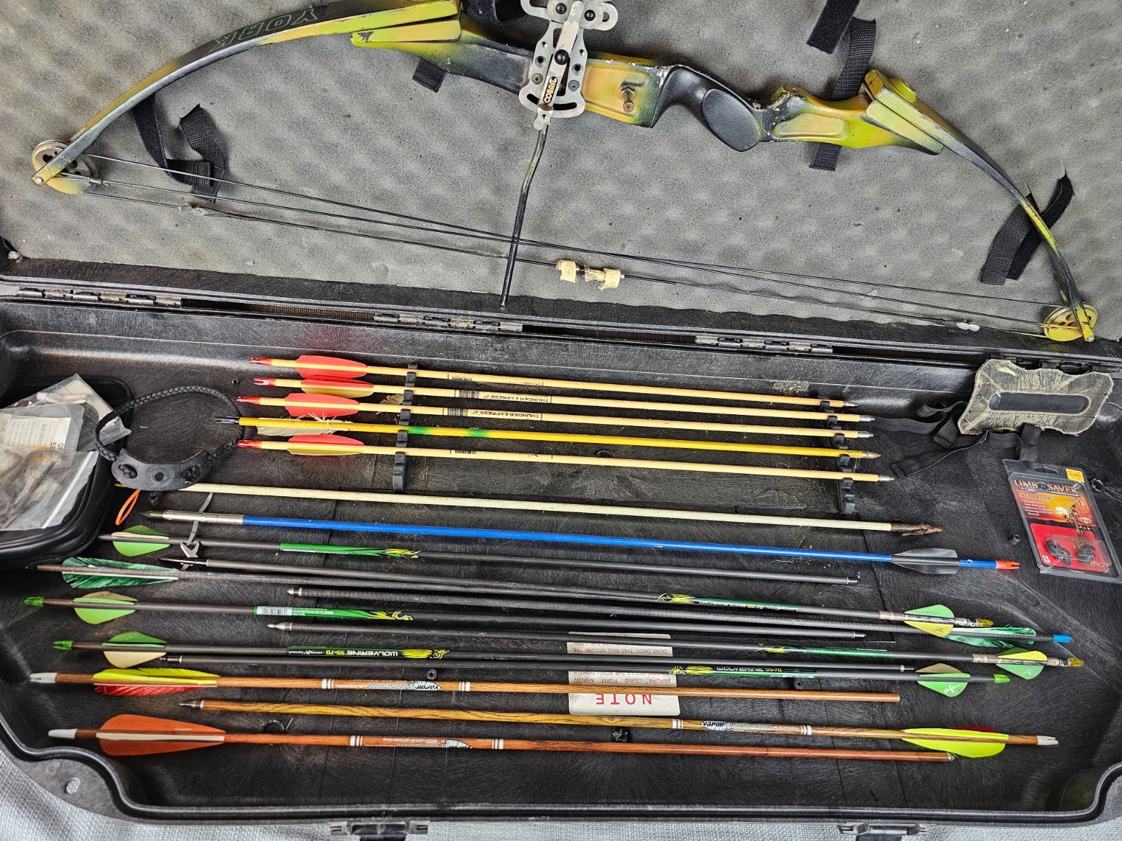 Classic York Compound Bow with Case Arrows and Accessories RH (used read)