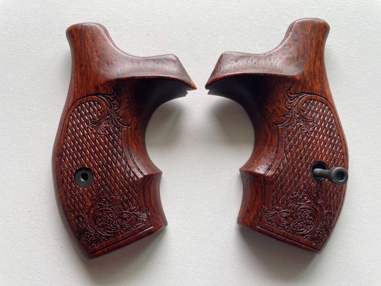 New wood Grips for S&W J Frame ROUND Butt Bodyguard Flower Engrave  opened back