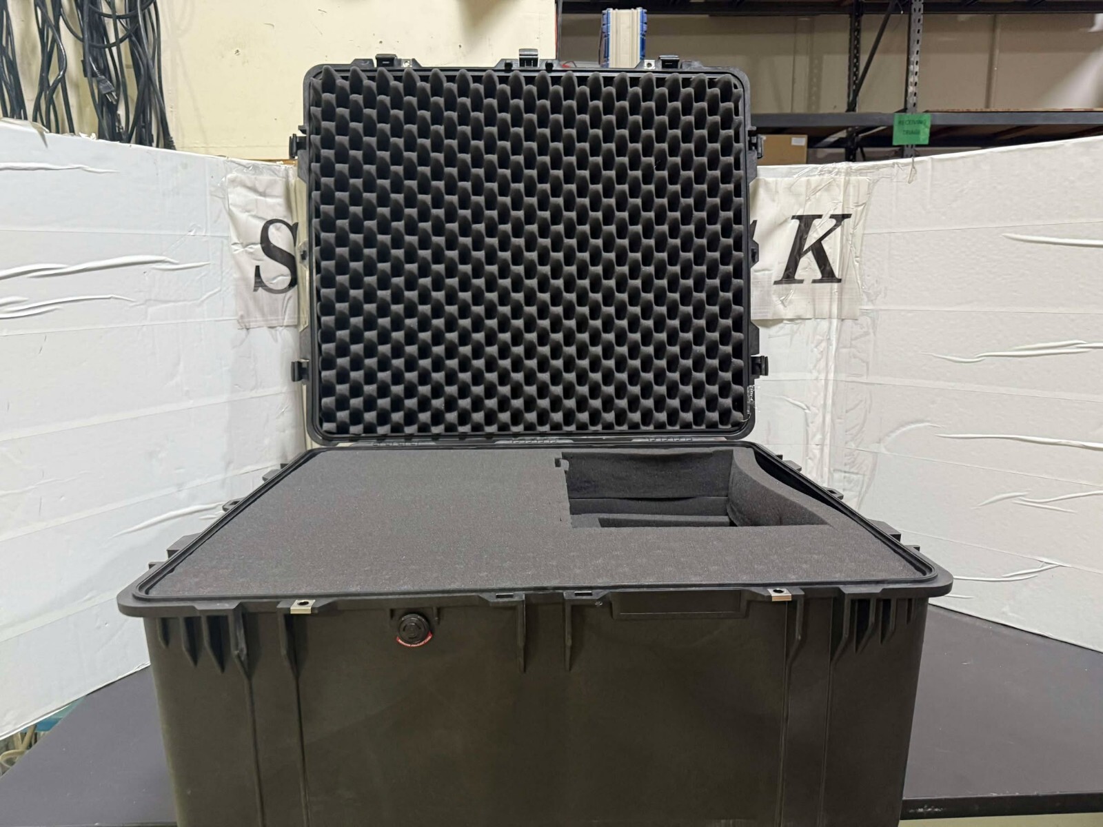 Pelican 1690 Protector Rolling Transport Wheeled Waterproof Hard Case w handle