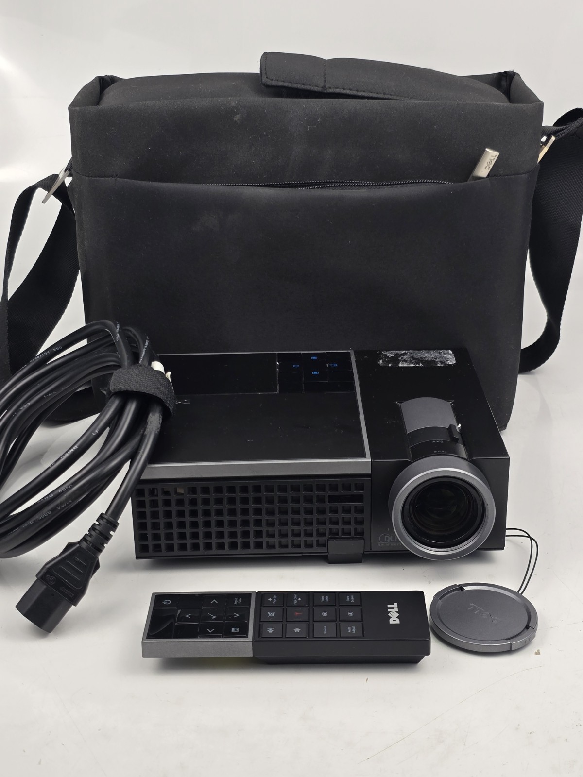 Dell M209X DLP Projector w/ Remote Carrying Case Power Cord Lens Cap