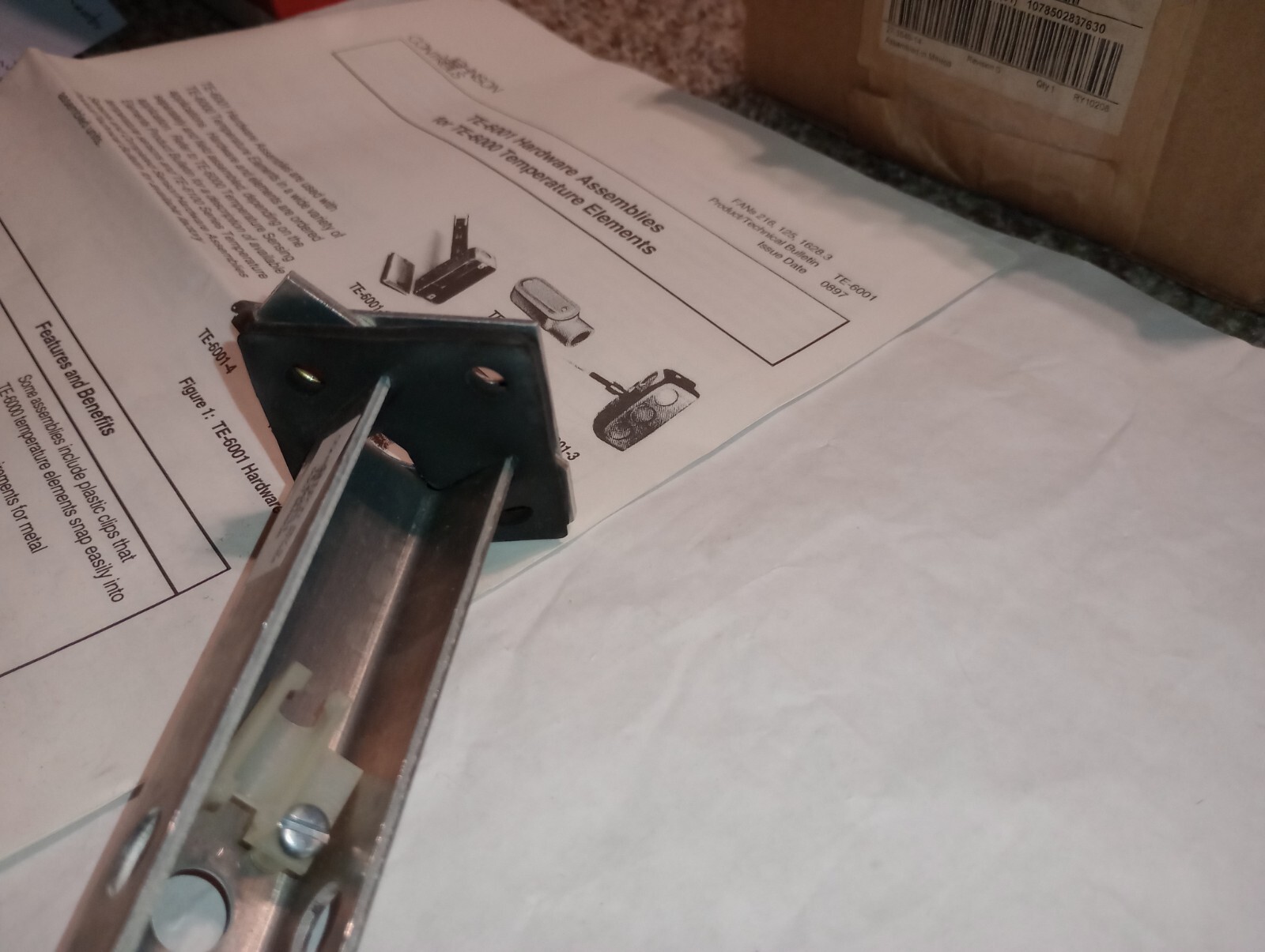 NEW GENUINE JOHNSON CONTROLS TE-6001-11 DUCT SENSOR MOUNTING ASSEMBLY