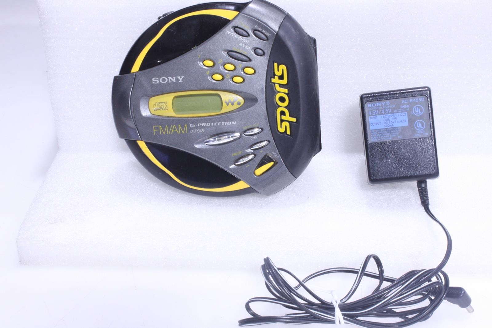 SONY D-FS18 VTG Walkman Sports CD Player Radio W / AC ADAPTER TESTED SKU 224827