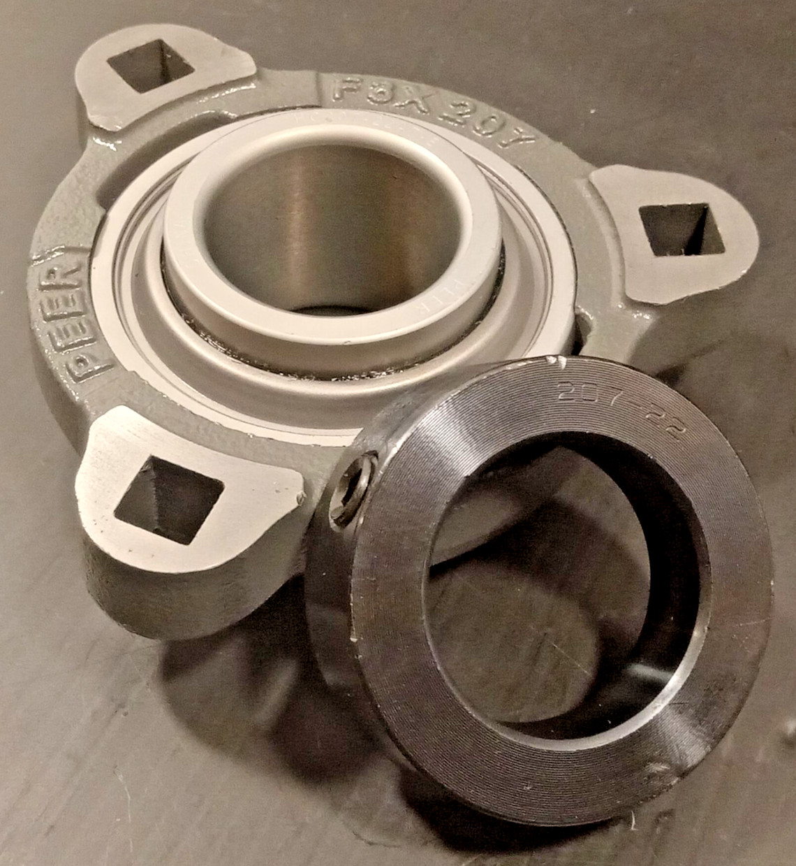 1 NEW PEER FHSE3X207-22G 3 BOLT PILLOW BLOCK BEARING W/COLLAR NNB **MAKE OFFER**