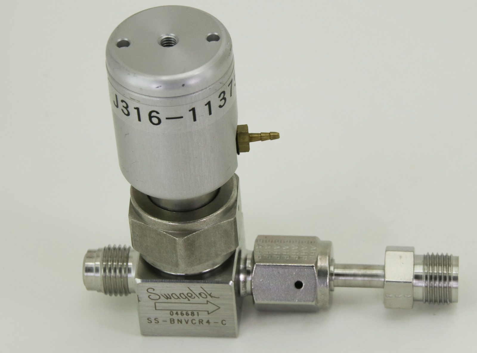 11375 SWAGELOK BELLOW SEATED VALVE, 1/4" SS-BNVCR4-C