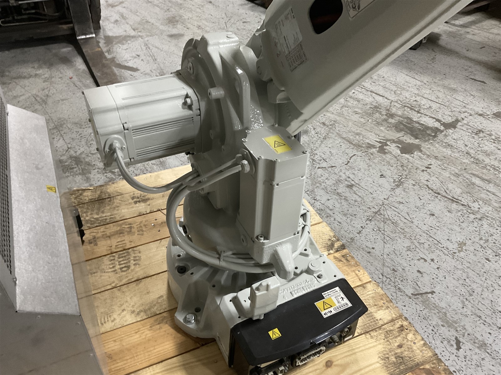 ABB ROBOT IRB4600 WITH CONTROLLER IRC5 SN: 4600-104574