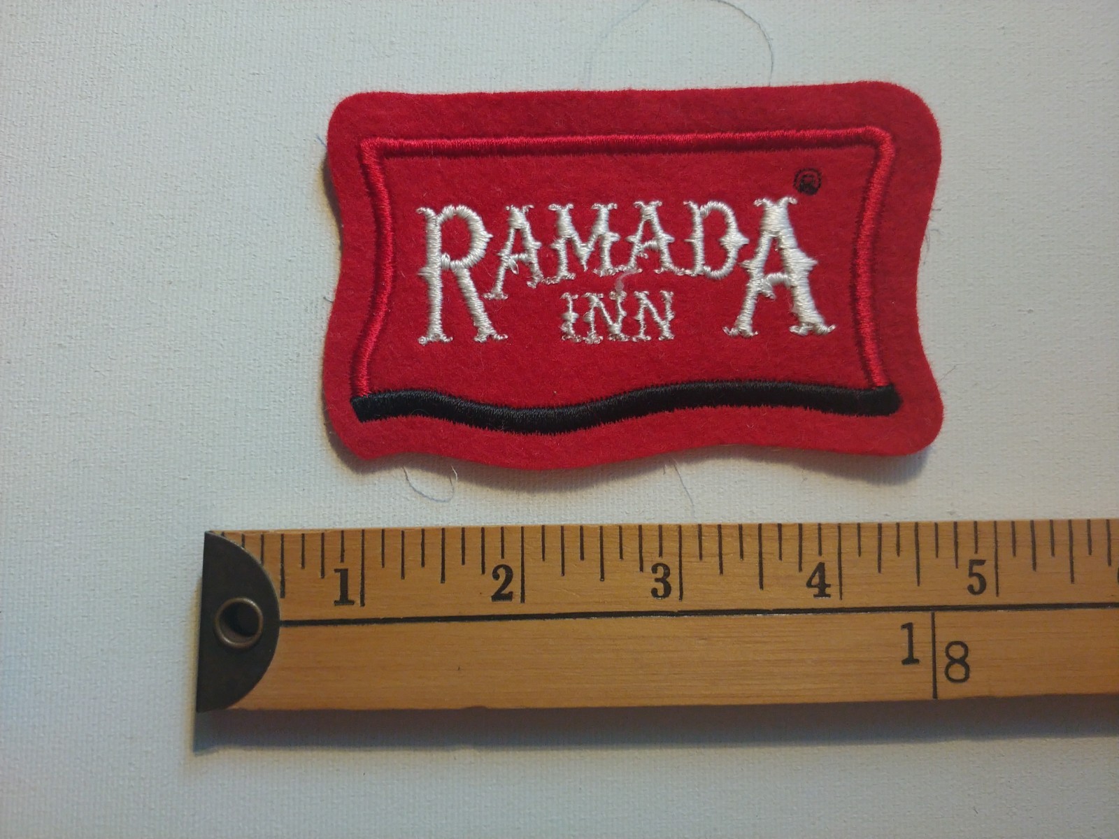 ( 70S RARE RAMADA INN HOTEL MOTEL CHAIN  TOURIST PATCH CREST BADGE ECUSSON )