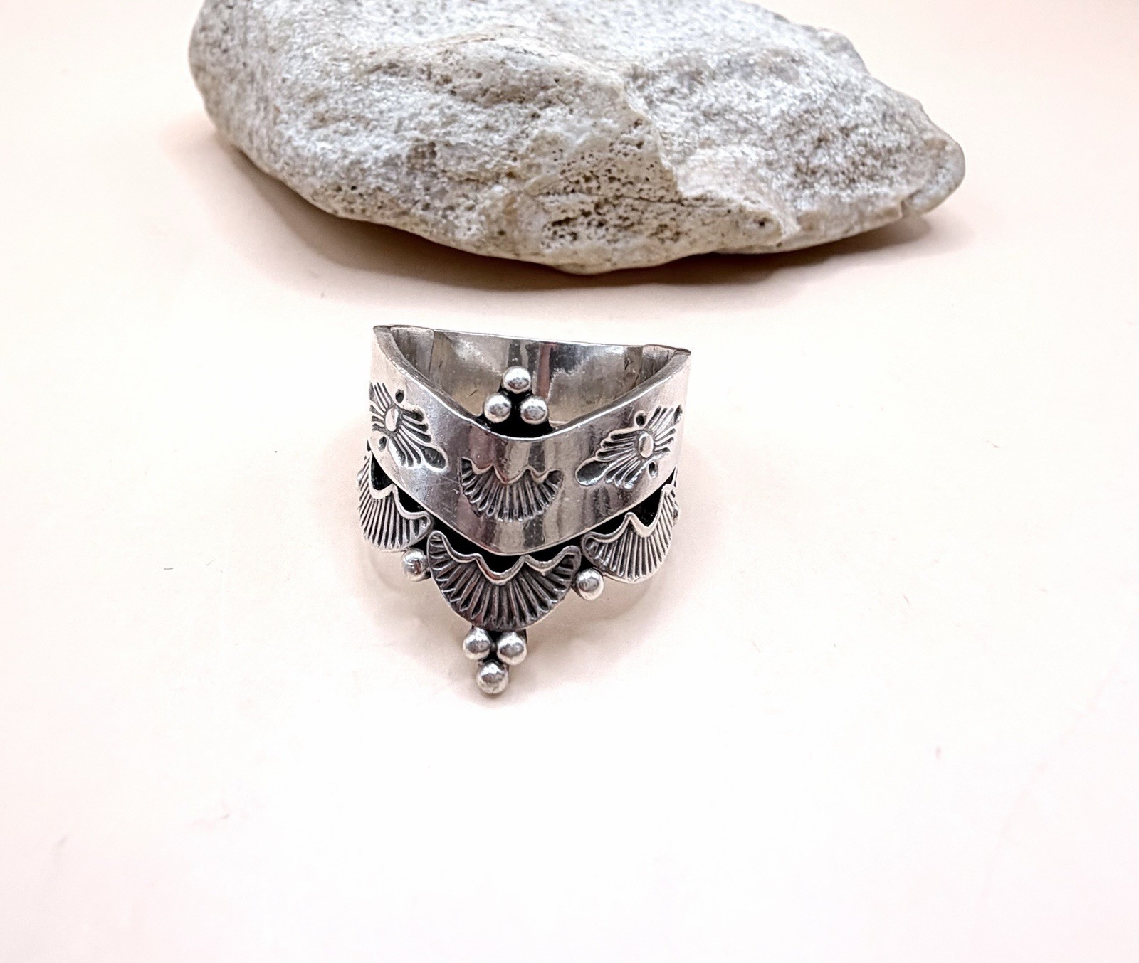 Vintage Artisan Sterling Silver Southwestern Motif Statement Ring Size 7.5
