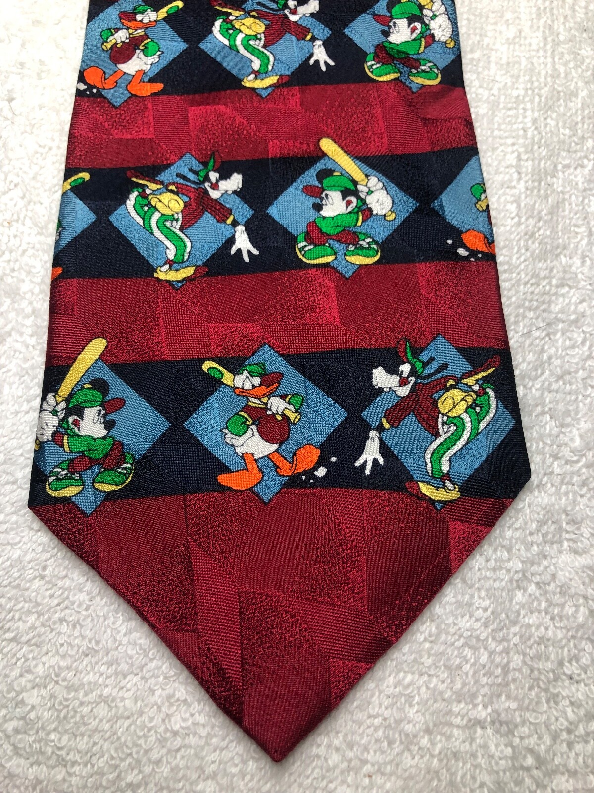 MICKEY MENS TIE MICKEY AND GOOFY PLAYING BALL 4 X 59