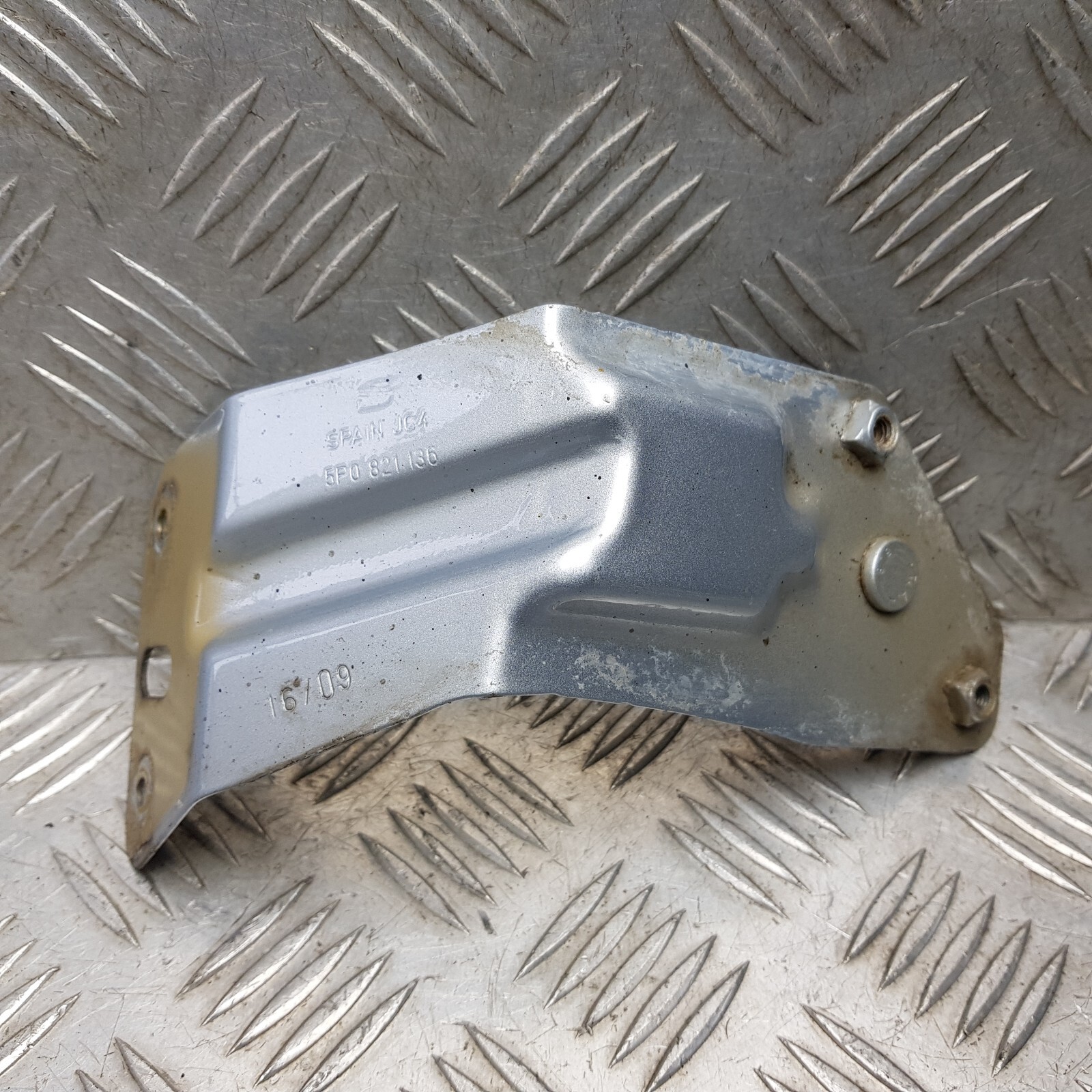 2009 SEAT ALTEA FRONT WING BRACKET RIGHT DRIVER SIDE 5P0821136 *16