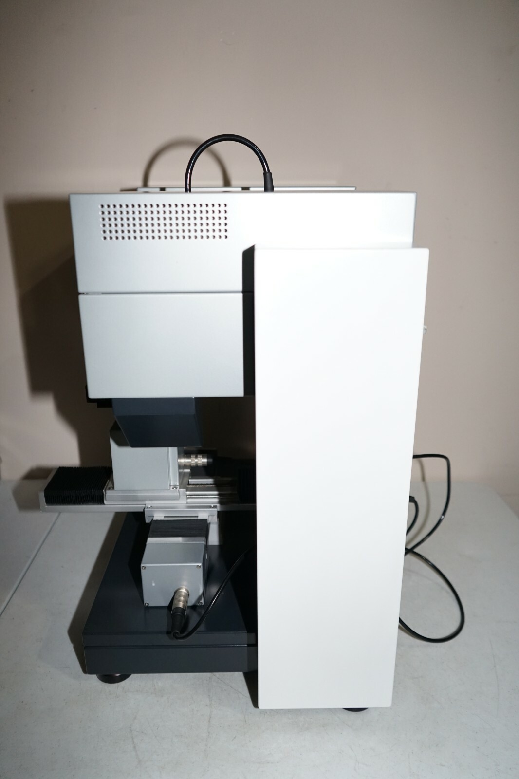 ^ Kruss DSA 100 Drop Shape Analyzer
