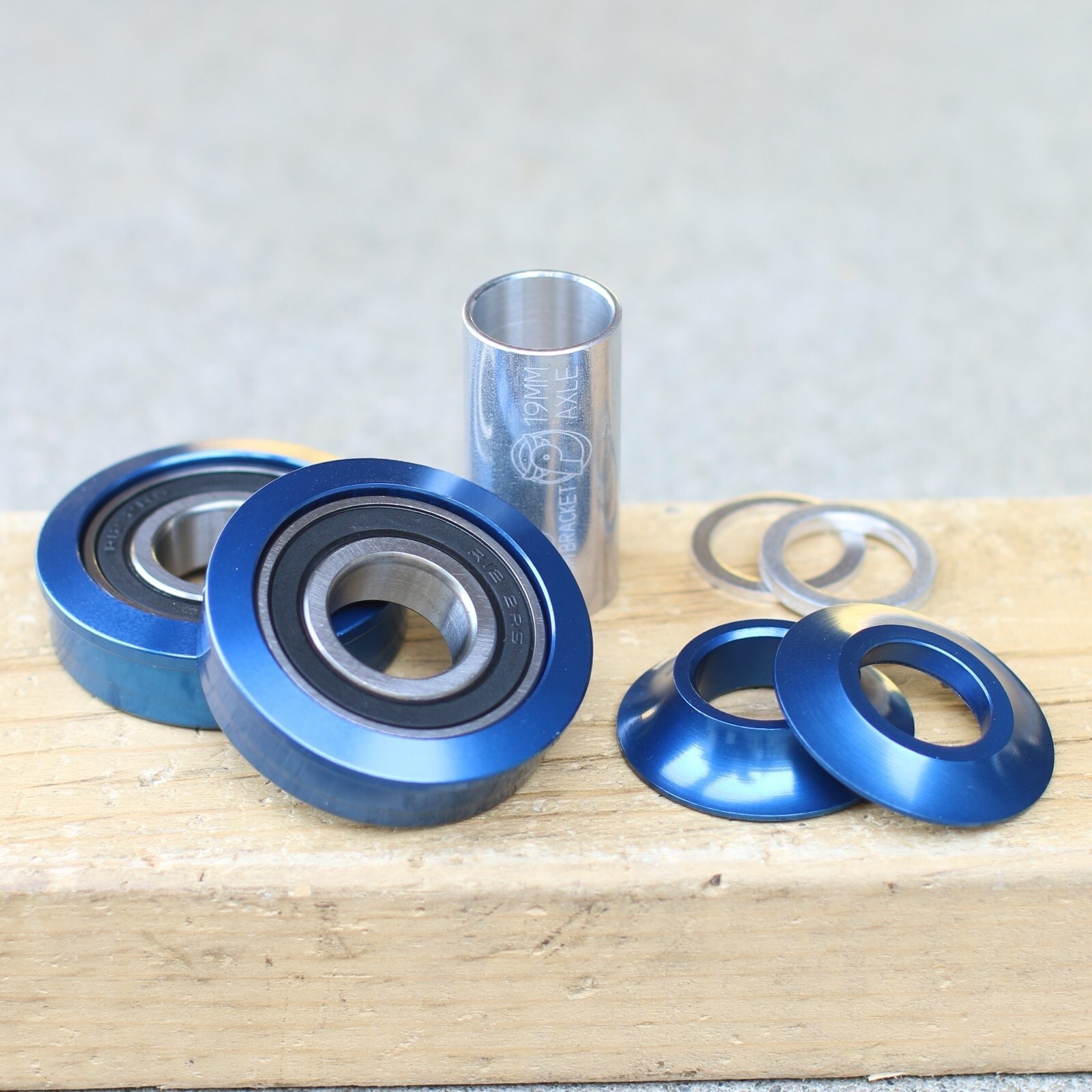PROFILE RACING BMX AMERICAN BOTTOM BRACKET KIT BLUE 19mm SEALED BEARINGS