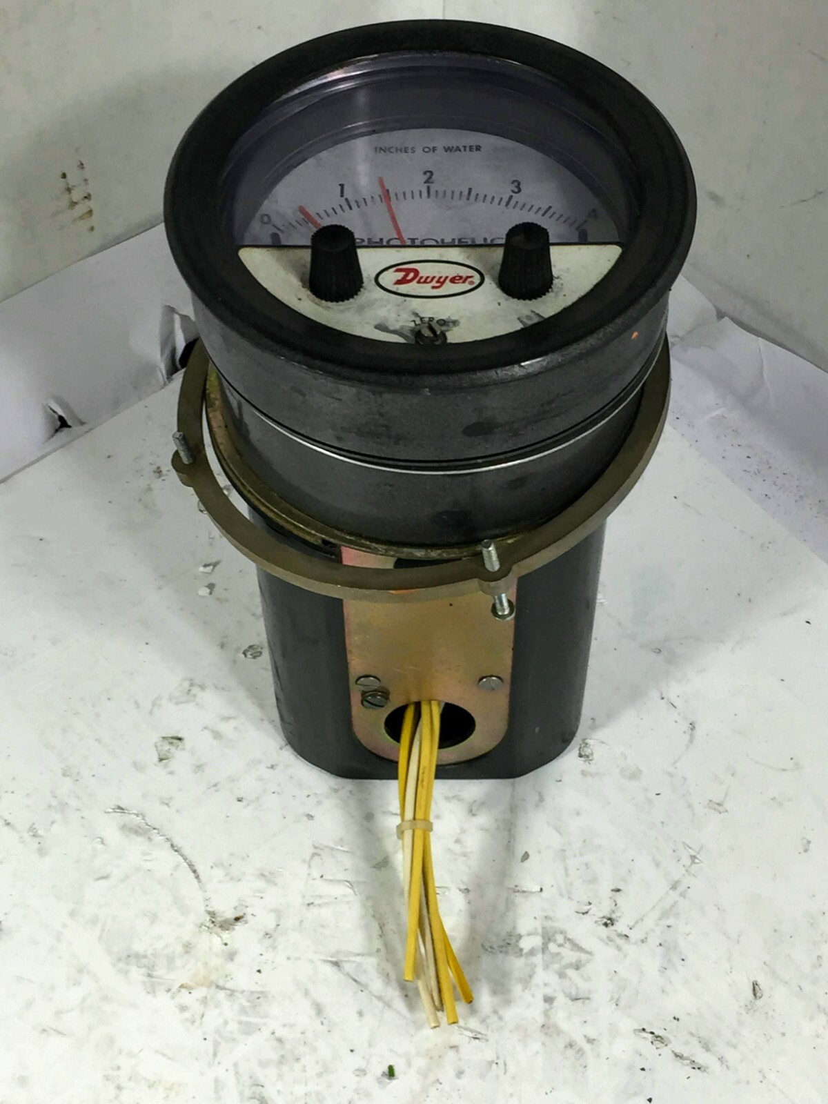 1 USED DWYER 3004 PHOTOHELIC PRESSURE SWITCH W/ GAUGE 25 PSIG ***MAKE OFFER***