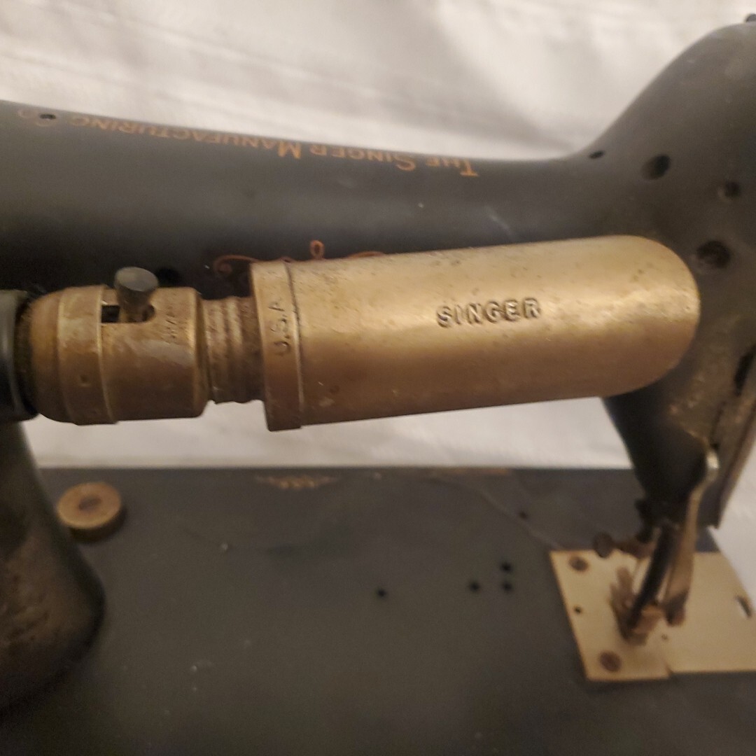 Vintage Singer Model 101 Sewing Machine - Motor works - For Refurbishment