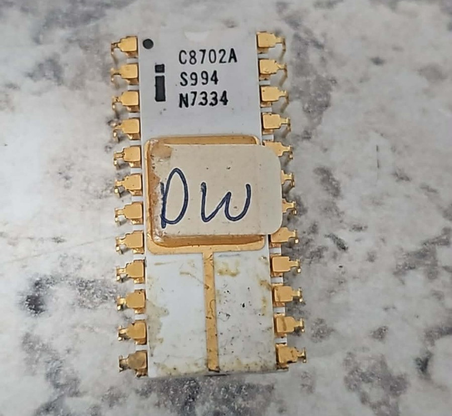 Rare Spec Intel C8702A Ceramic EPROM Vintage White Gold Windowed IC Chip 1975