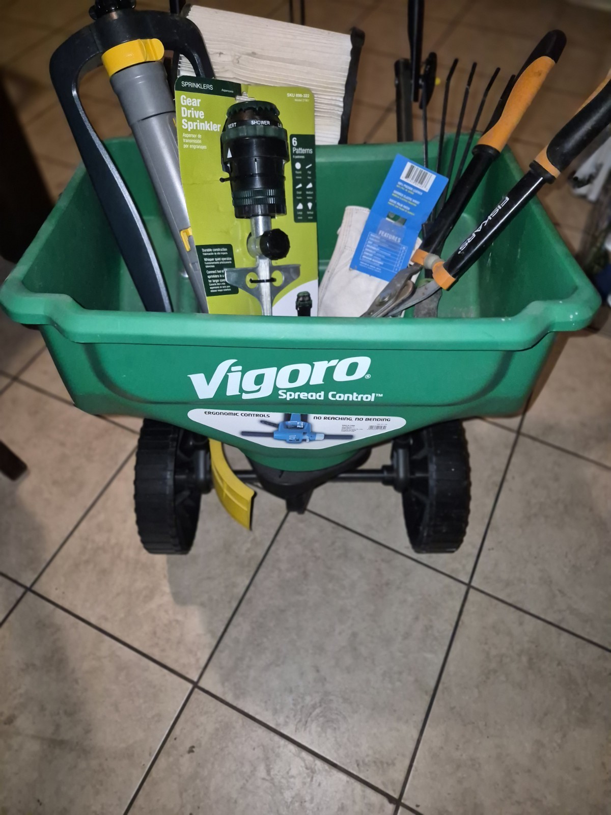 Vigoro Spread Control Broadcast Spreader Green Ergonomic for Seeds Fertilizer