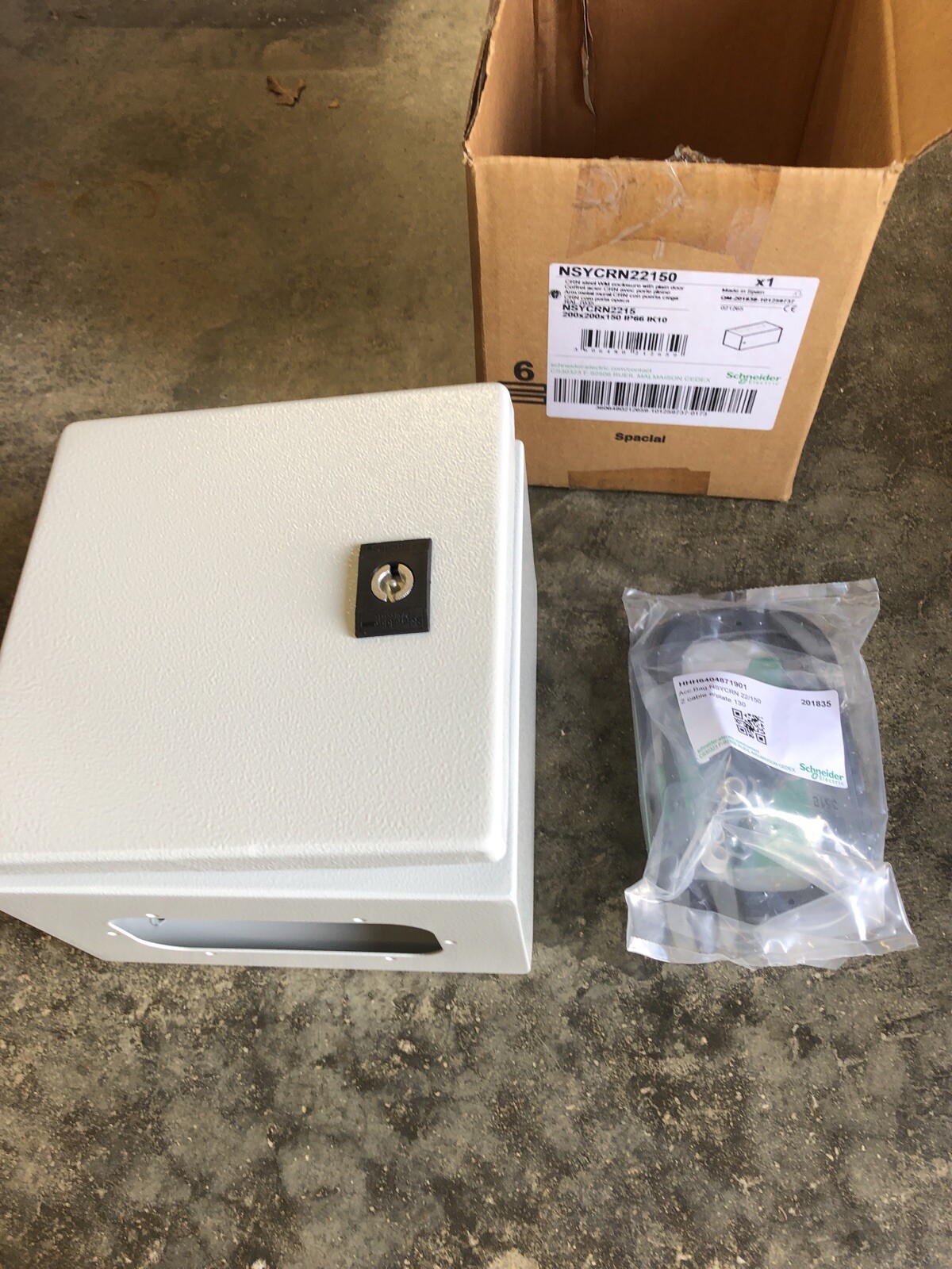 SCHNEIDER ELECTRIC NSYCRN22150 STEEL ENCLOSURE WITH PLAIN DOOR 8x8x6, NEMA 4