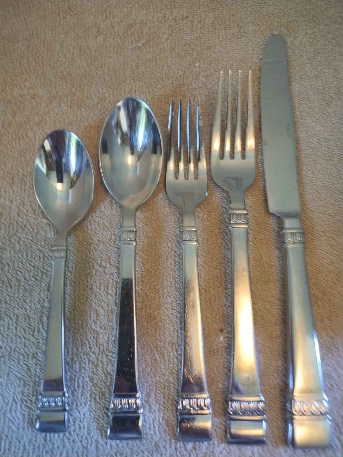 Oneida Cadence Stainless Flatware Forks Spoons  Knife 5 Piece Place Setting