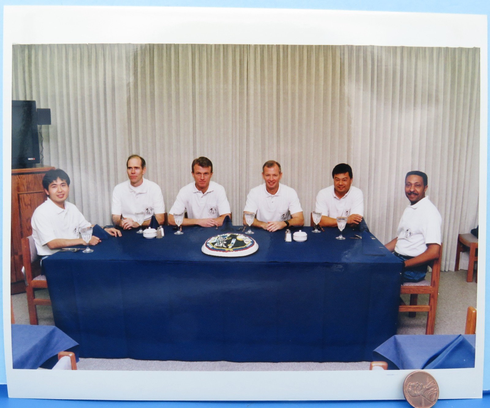 NASA press PHOTO vtg STS-72 Space Shuttle Endeavour ASTRONAUTS Lunch Color 108