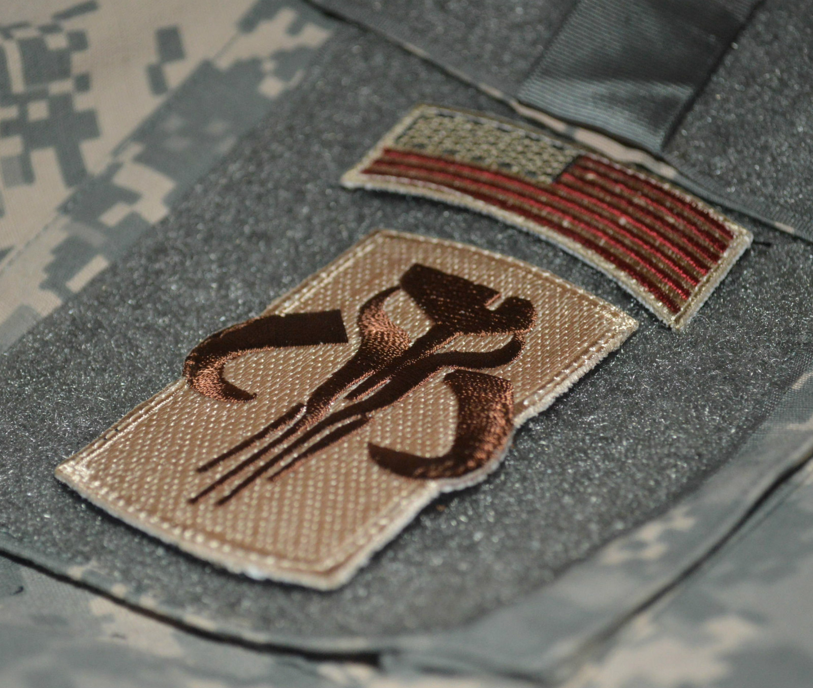 KANDAHAR POLO CLUB ELITE JTF WARRIORS WAR TROPHY: Mandalorian Skull US Flag Tab