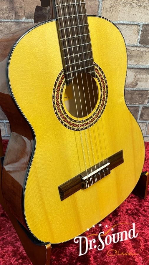 Hora Spanish 1/2 Classical Guitar with Spruce Top and Guarantee