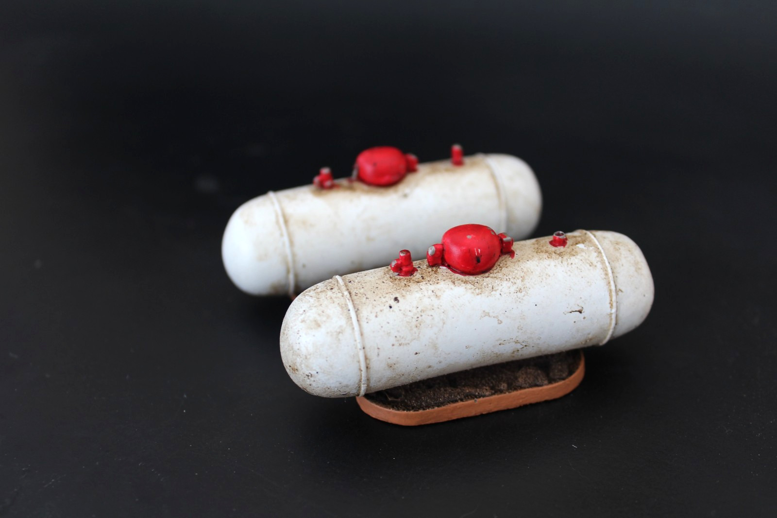 28mm Pro Painted Propane Tanks  Zombie/ Post Apocalyptic Scatter Terrain X 2