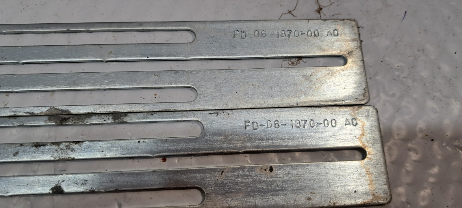 2 X mounting brackets FD-06-1370-00 USED