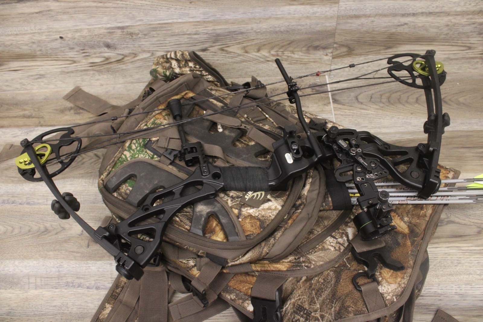 Southland Archery  Supreme Compound Bow W/ Carrying bag