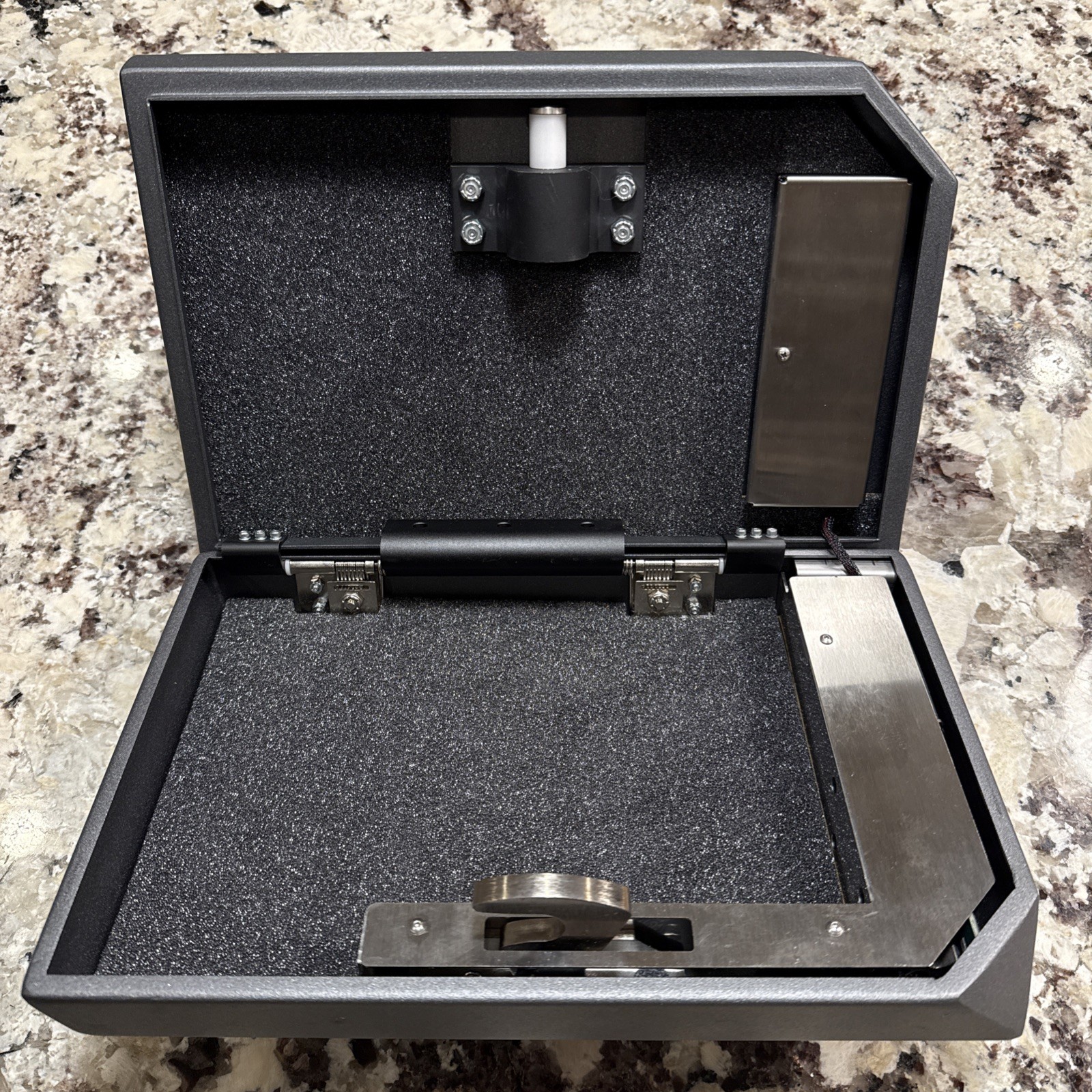 STEEP PATRIOT home hand gun pistol safe case FOR PARTS OR REPAIR NO KEY UNLOCKED