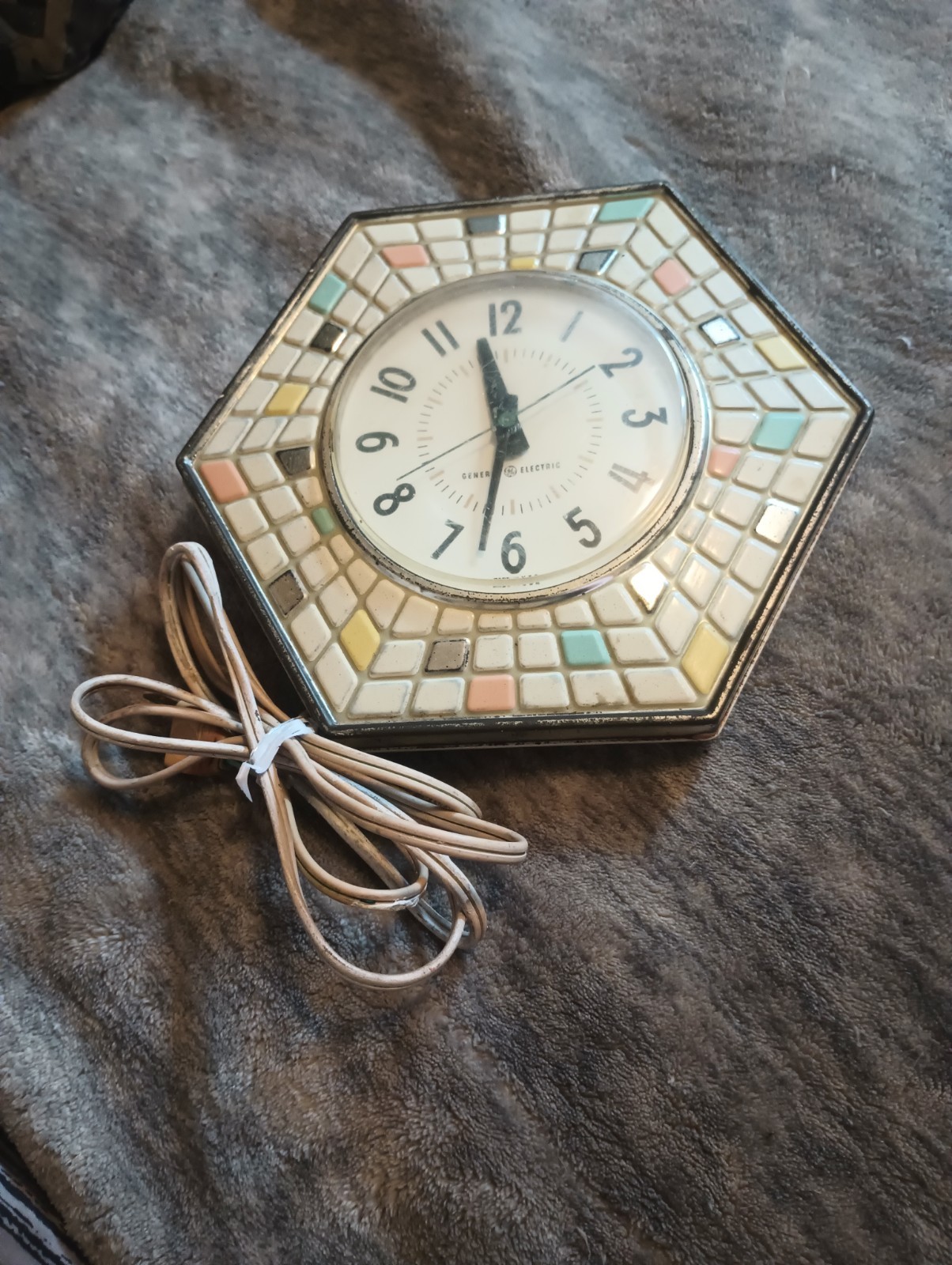 Vintage 1950's MCM General Electric G.E. 8" Mosaic Tile Wall Clock Model 2118