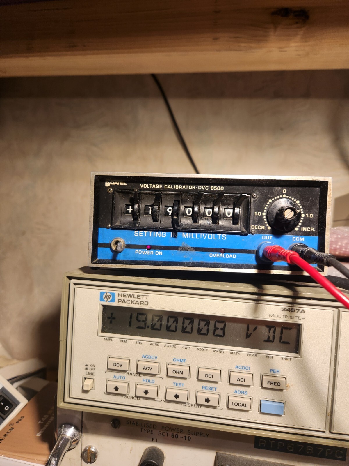 Datel high precision voltage source calibrator DVC-8500 A power 230V AC 4.5digit