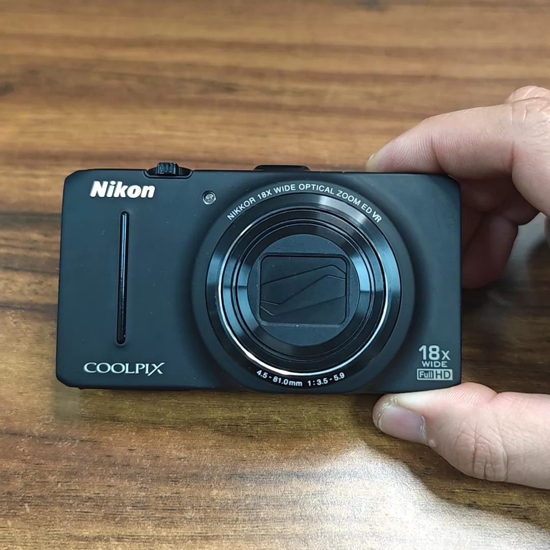 Nikon COOLPIX S9300 16.0MP Digital Camera 18x Optica Zoom  English