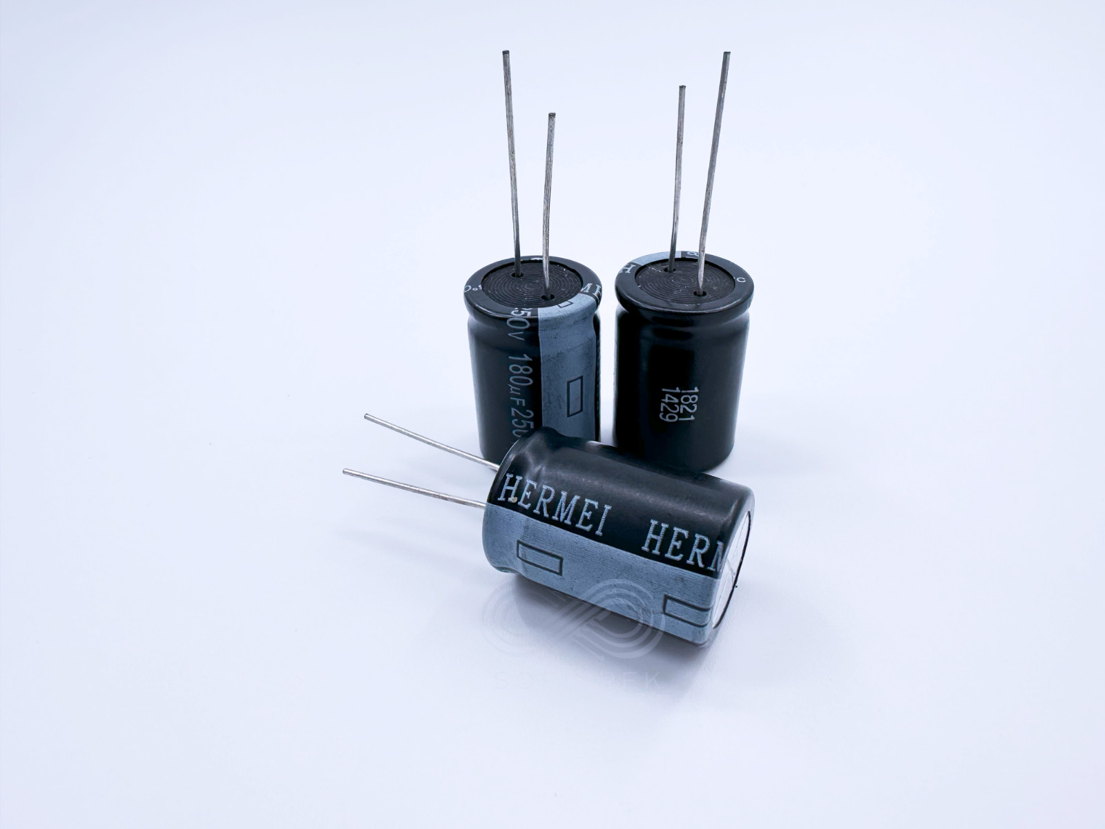 5PCS SL HERMEI 180uF 250V 18x26mm Radial Capacitor Long Life 12kHr LS:7.5mm