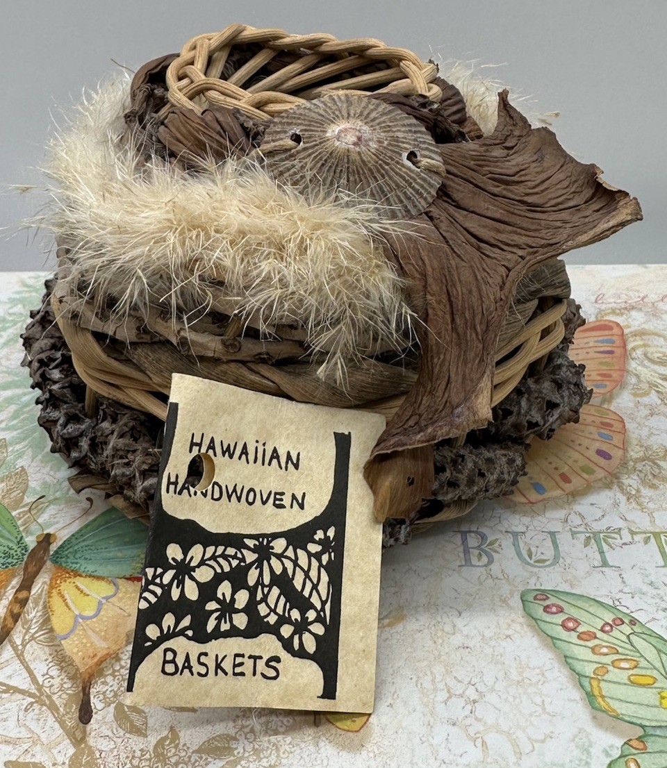 1998 Handwoven Grass Basket by Saroon Von Schutze Haiku, Maui HI w/Tag