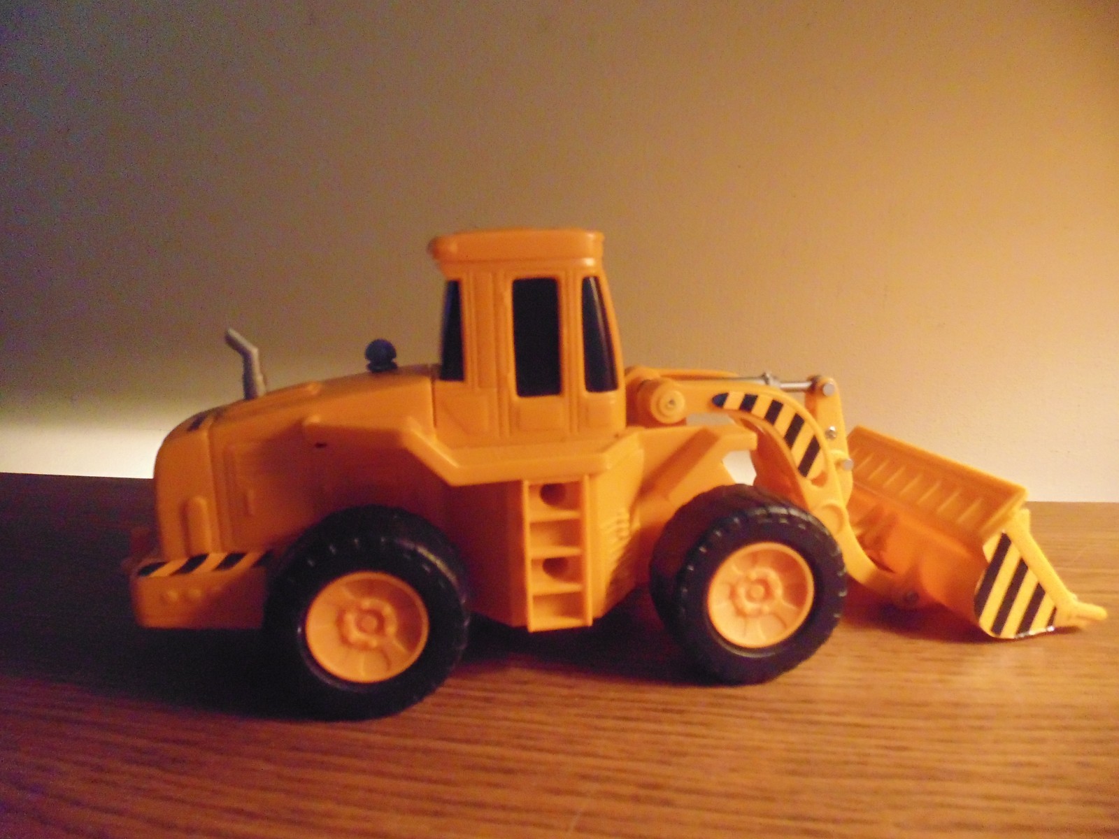 1999 Yellow Heavy Plastic Construction Equipment #28 Toy Tractor Front Loader