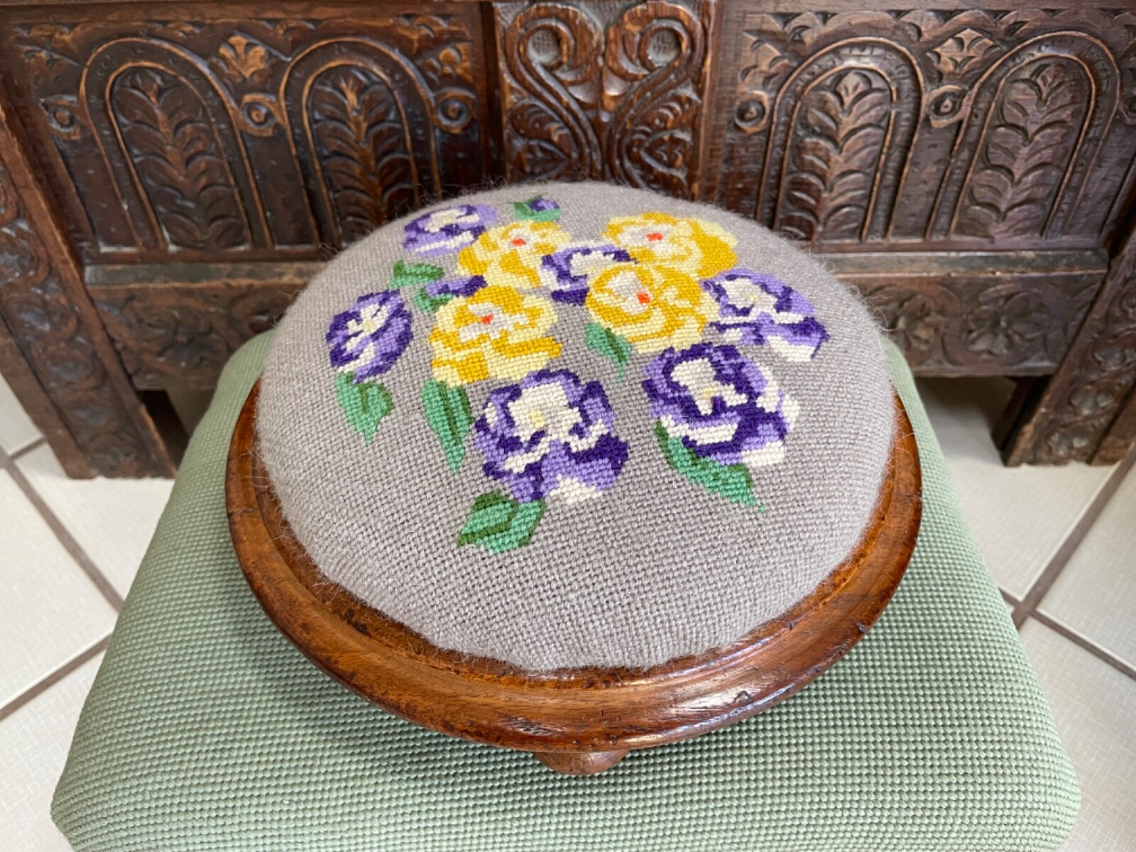 UNIQUE ANTIQUE VICTORIAN WALNUT FOOTSTOOL WITH PANSIES & HAND CARVED TURNED LEGS