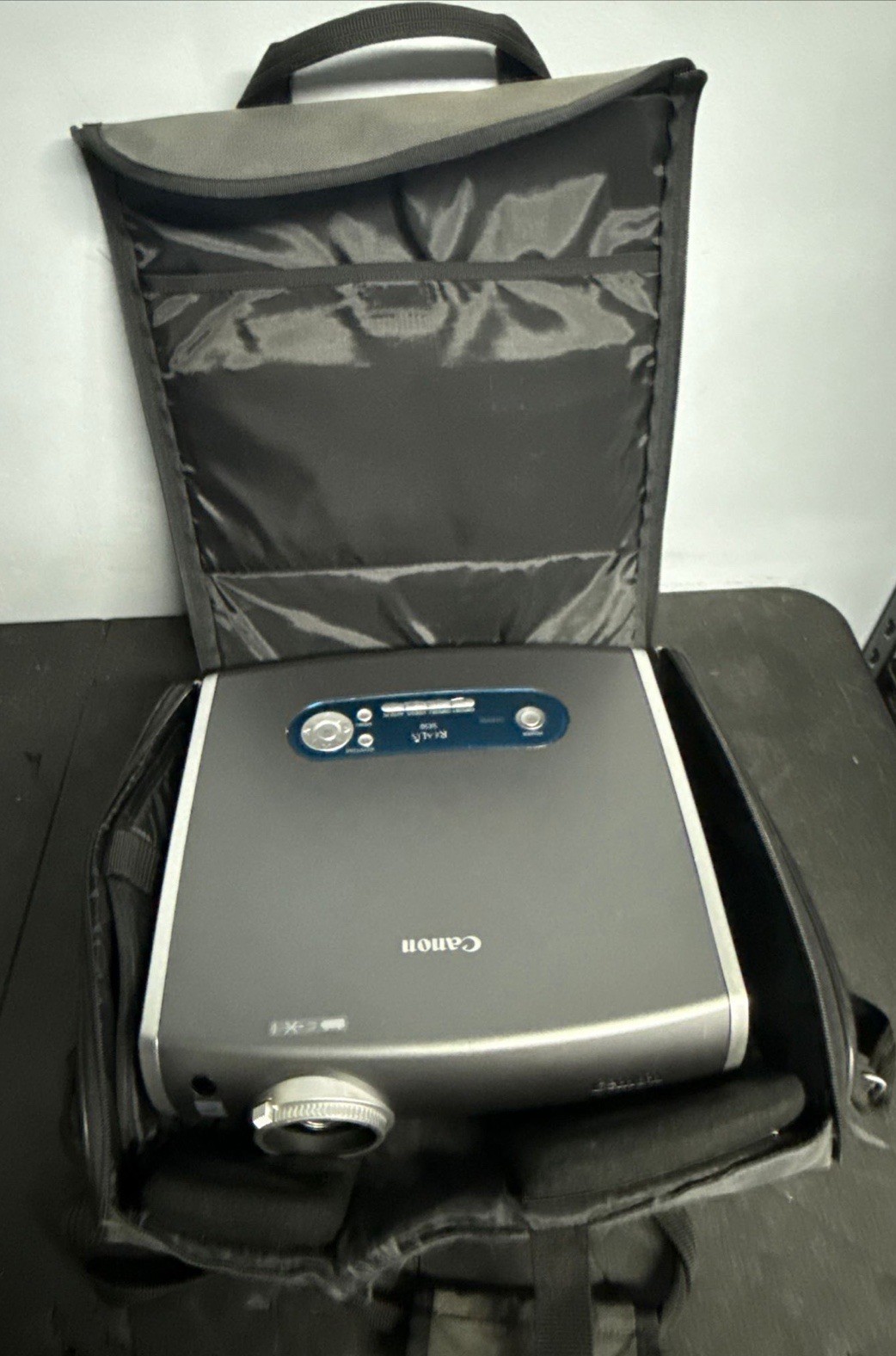Canon REALiS SX50 Projector 2500 Lumens w/Carrying Bag