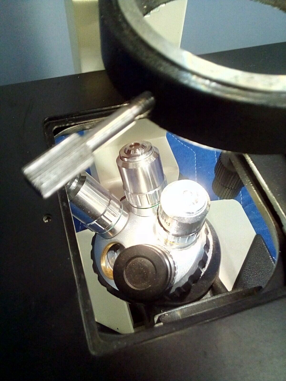 Nova Microscope IN833 w/ 4 Objectives PL L 40, PL L 25, PL L 10, Plan 2 PHP