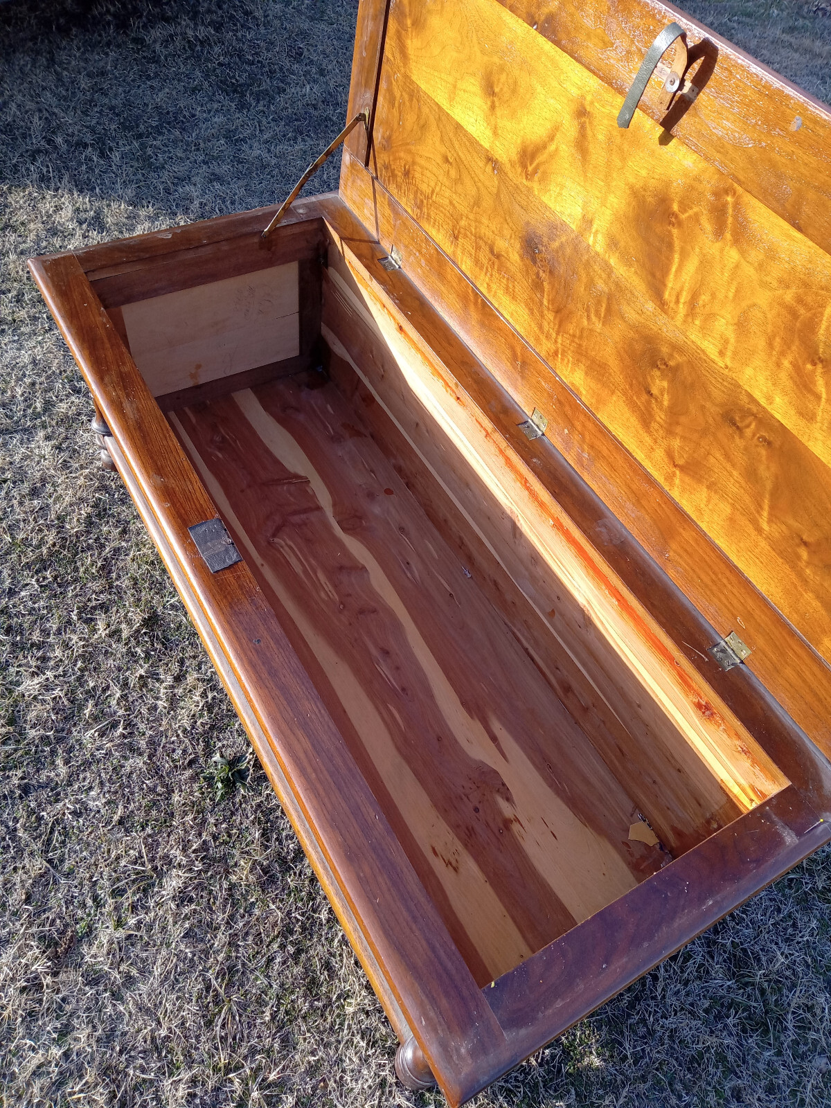 Walnut Cedar Chest / Blanket Chest / No Locking Mechanism